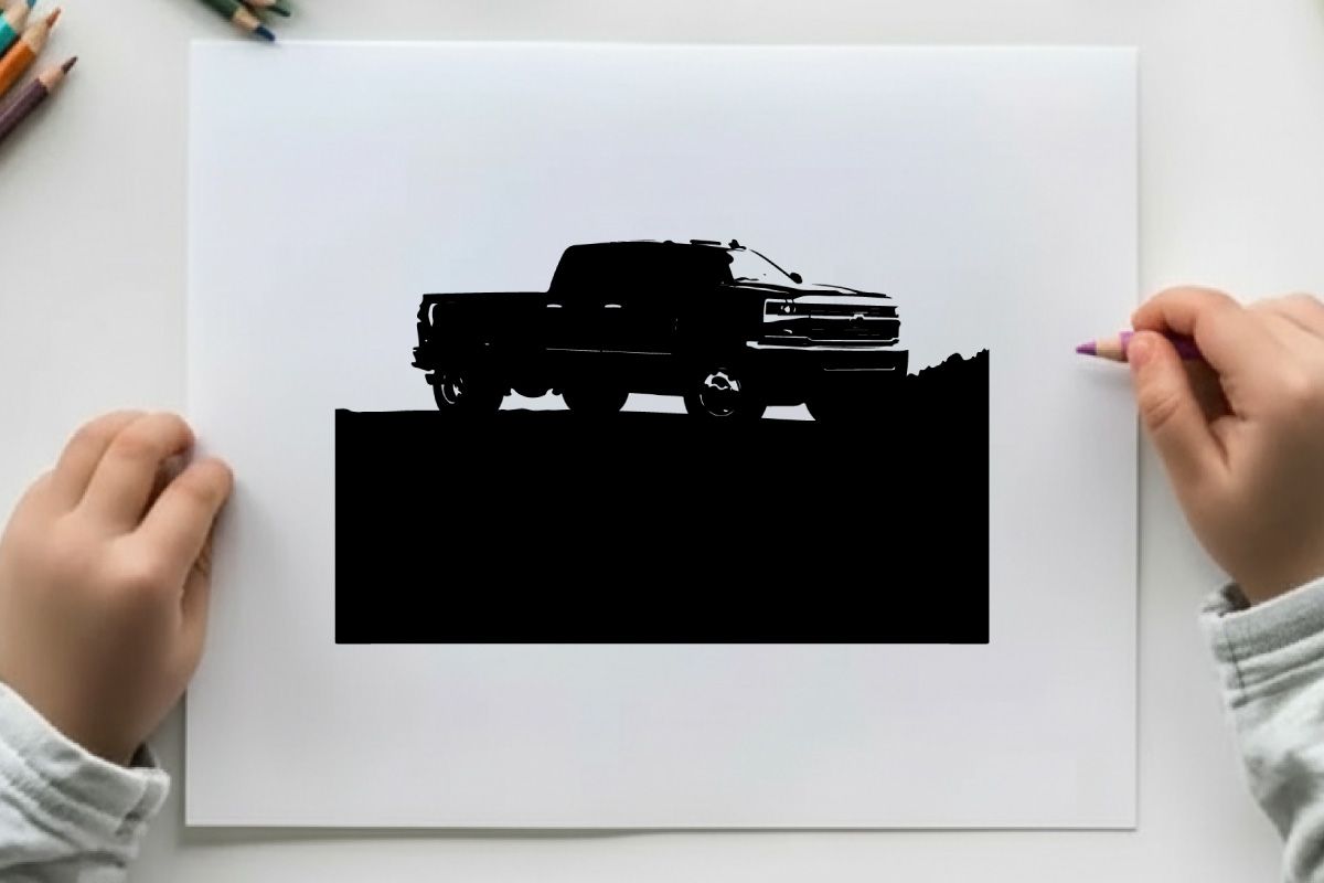 Silhouette eines Pickup-Trucks vor einem Gebirgszug