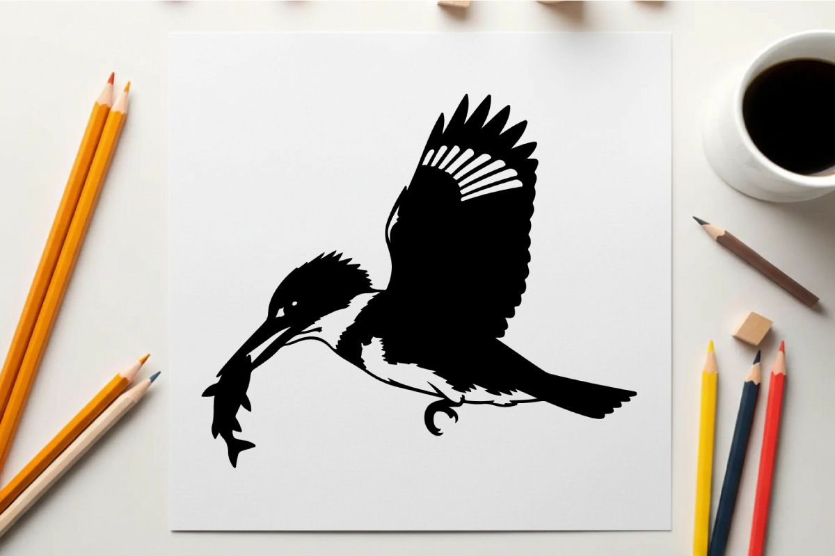 Silhouette burung raja udang yang sedang terbang dengan ikan