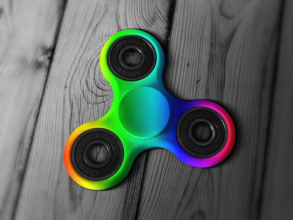 小飞侠手工玩具模拟图PSD(Fidget Spinner Hand Toy Mockup PSD)插图2