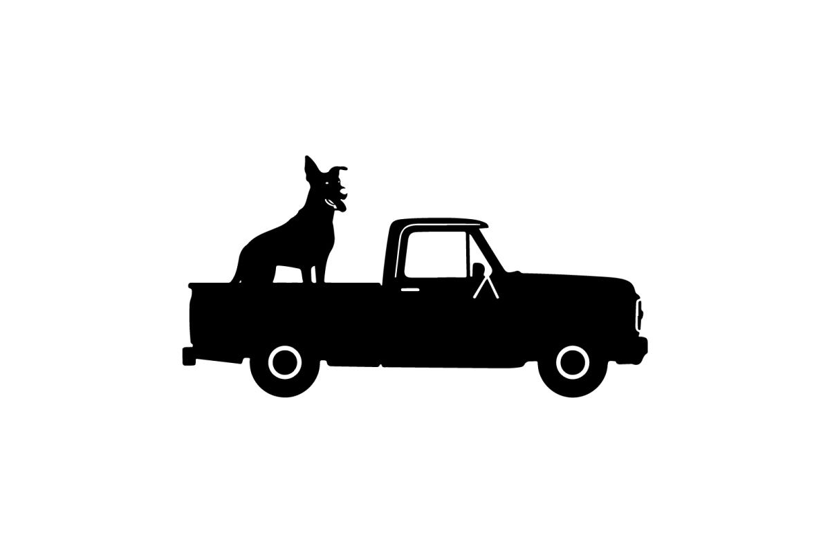 Silueta de un perro sentado en la parte trasera de una camioneta