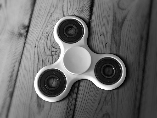 小飞侠手工玩具模拟图PSD(Fidget Spinner Hand Toy Mockup PSD)插图4