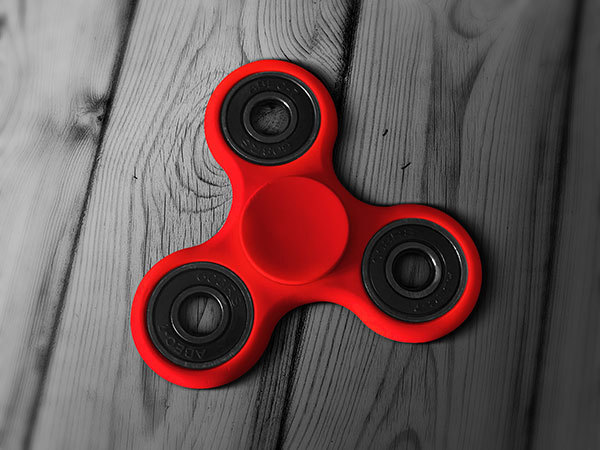 小飞侠手工玩具模拟图PSD(Fidget Spinner Hand Toy Mockup PSD)插图3