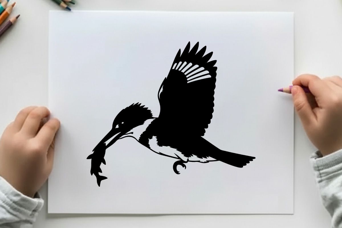 Silhouette burung raja udang yang sedang terbang dengan ikan